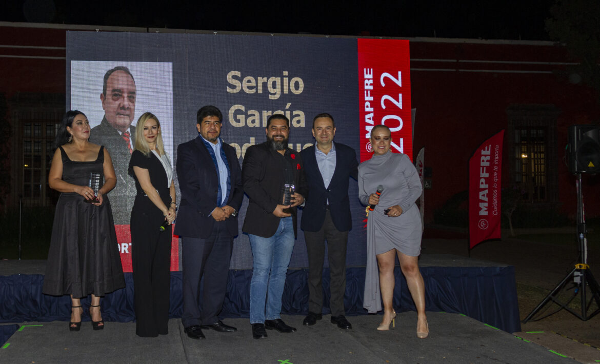 Adriana Acevedo Directora Territorial Noreste, Óscar Pineda Director Técnico, Sergio García Promotor 2do lugar nacional, Paulo Butchart Director Ejecutivo Comercial y Denise Nepote Directora Territorial Centro, en la noche de premiación de la convención nacional de Promotores y Delegados 2022 en Querétaro.