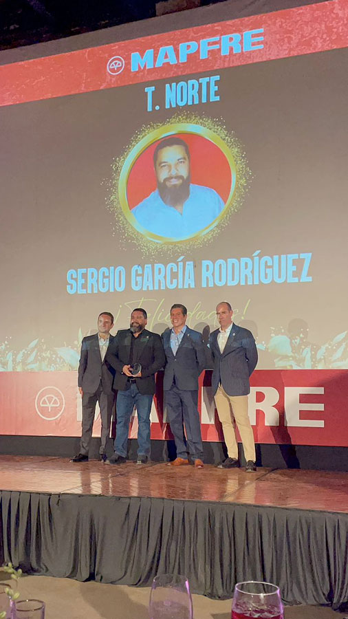 Recibimos el premio nacional de Reclutamiento de manos de Alberto Berges CEO de Mapfre México.